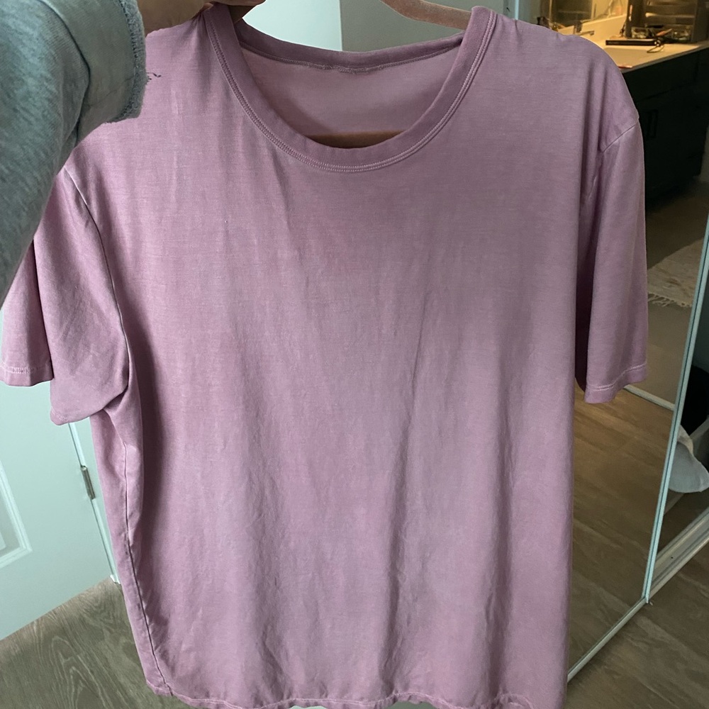Mauve lululemon mens tshirt size medium worn ONCE perfect condition